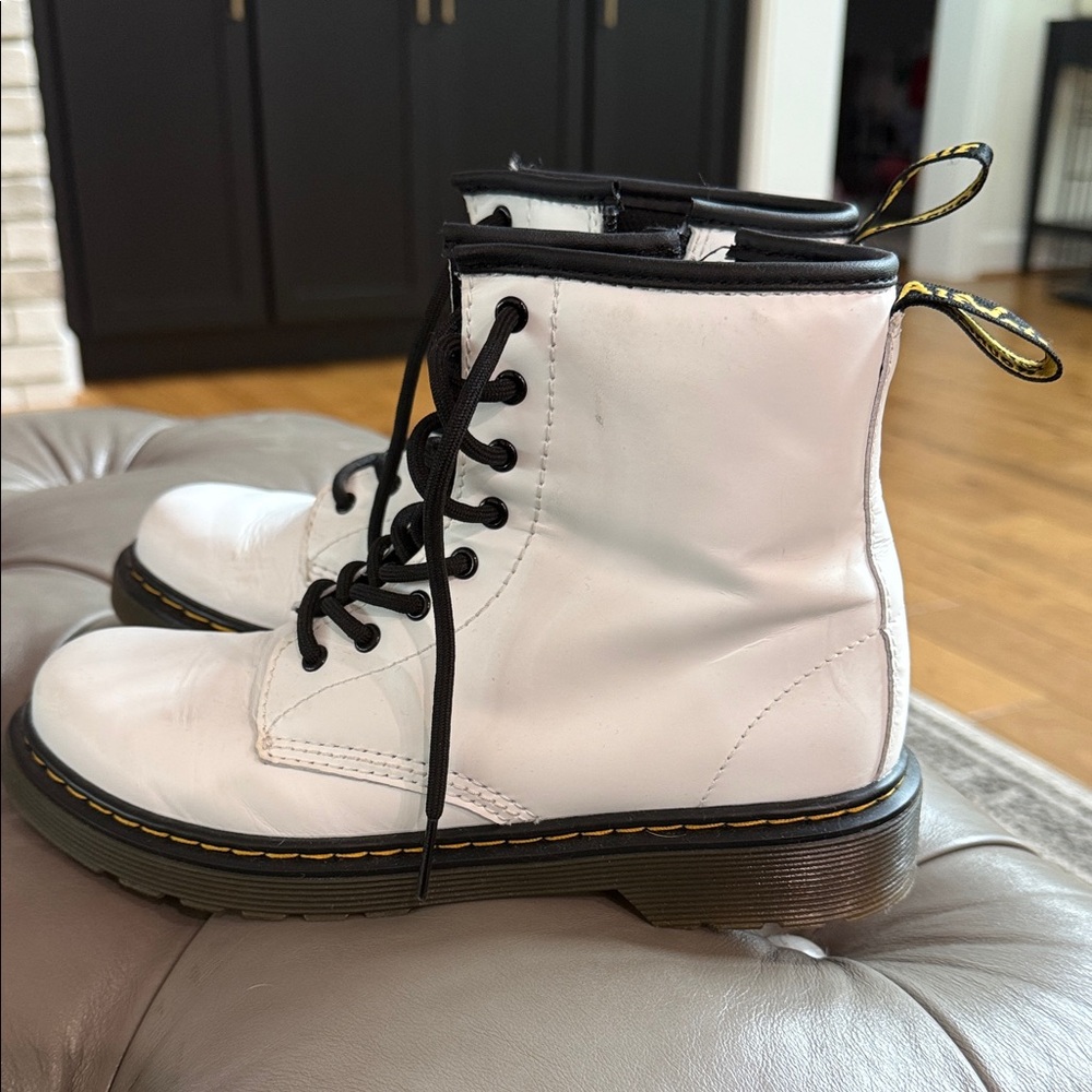 DR MARTEN White Lace-Up Ankle Boots